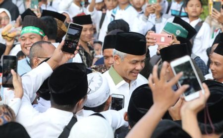 Ganjar Terharu Lihat Ribuan Nahdliyin Ziarah ke Makam Mbah Hisyam: Semoga Spiritnya Menular ke Kita Semua