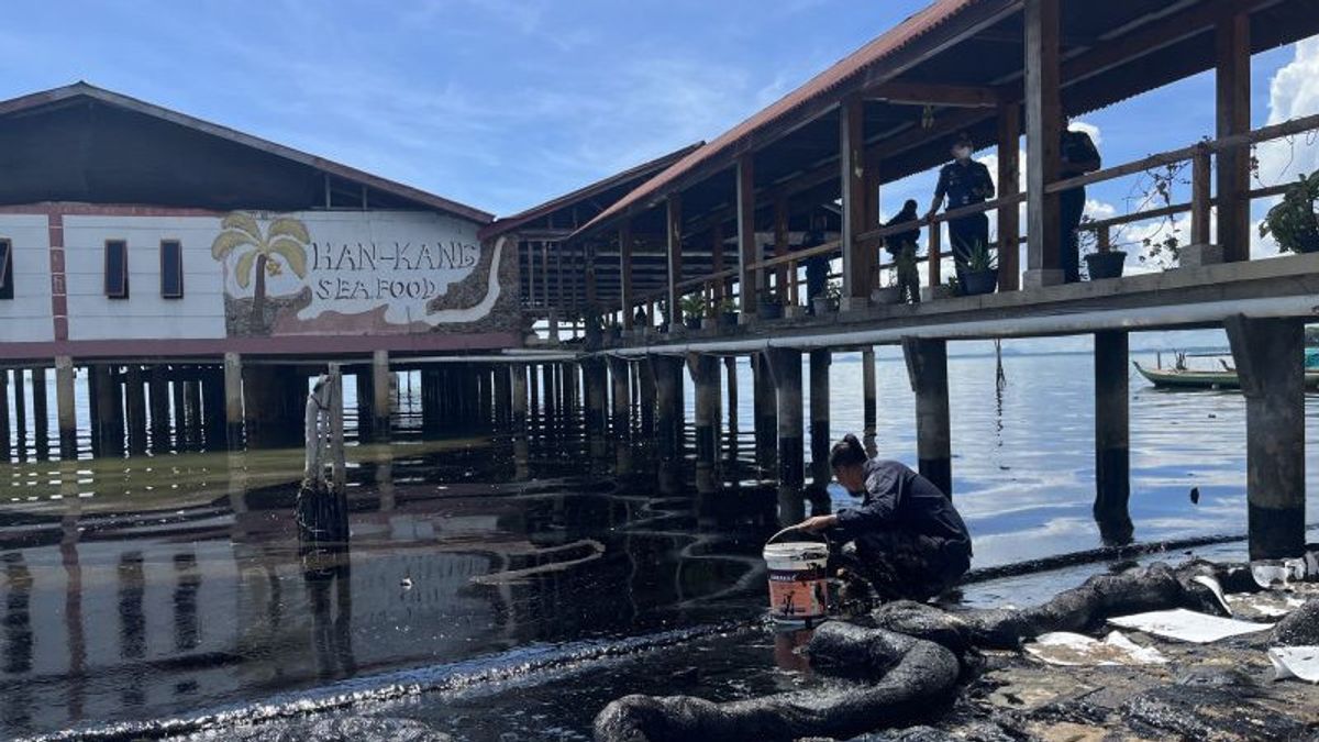 Pantai Kampung Melayu Batam Dilanda Limbah Hitam, Nelayan Terkendala Melaut