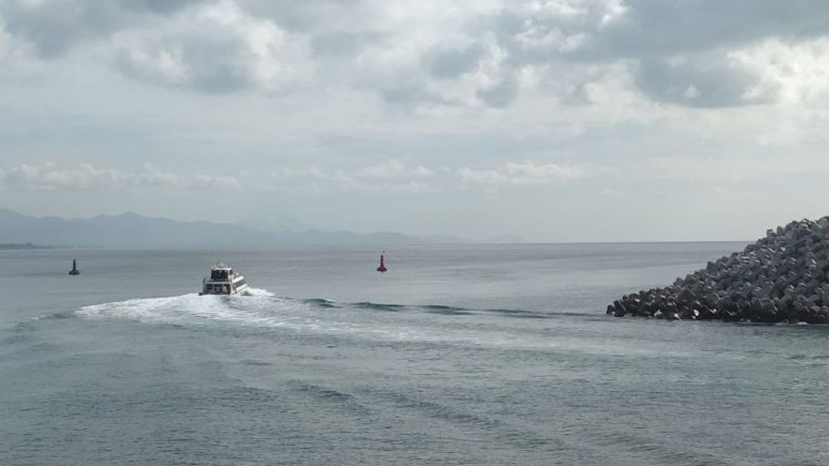 注意!巴厘岛南部水域的海浪高度估计高达四米