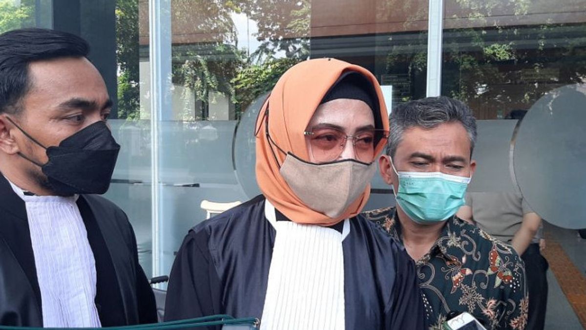 Nia Ramadhani-Ardi Bakrie迟到接受审判，直到法官斥责，原因骡子骡子
