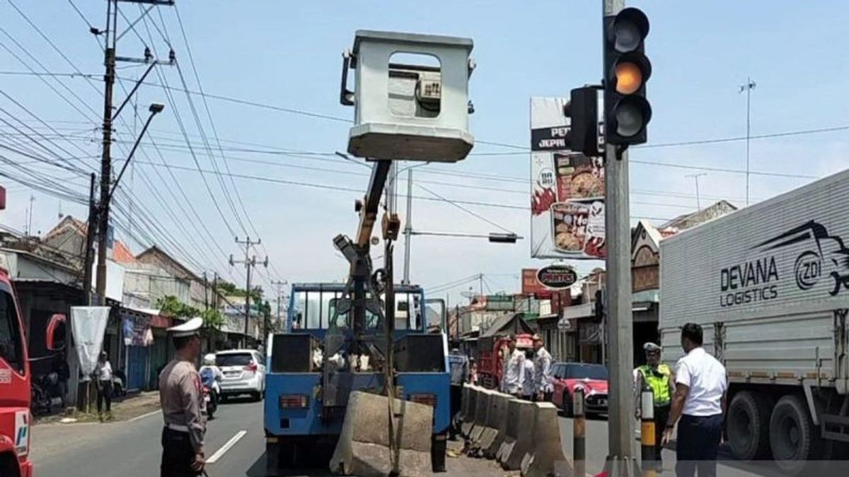 巴塘市场Pantura线上的信号标志试验区政府,以防止拥堵