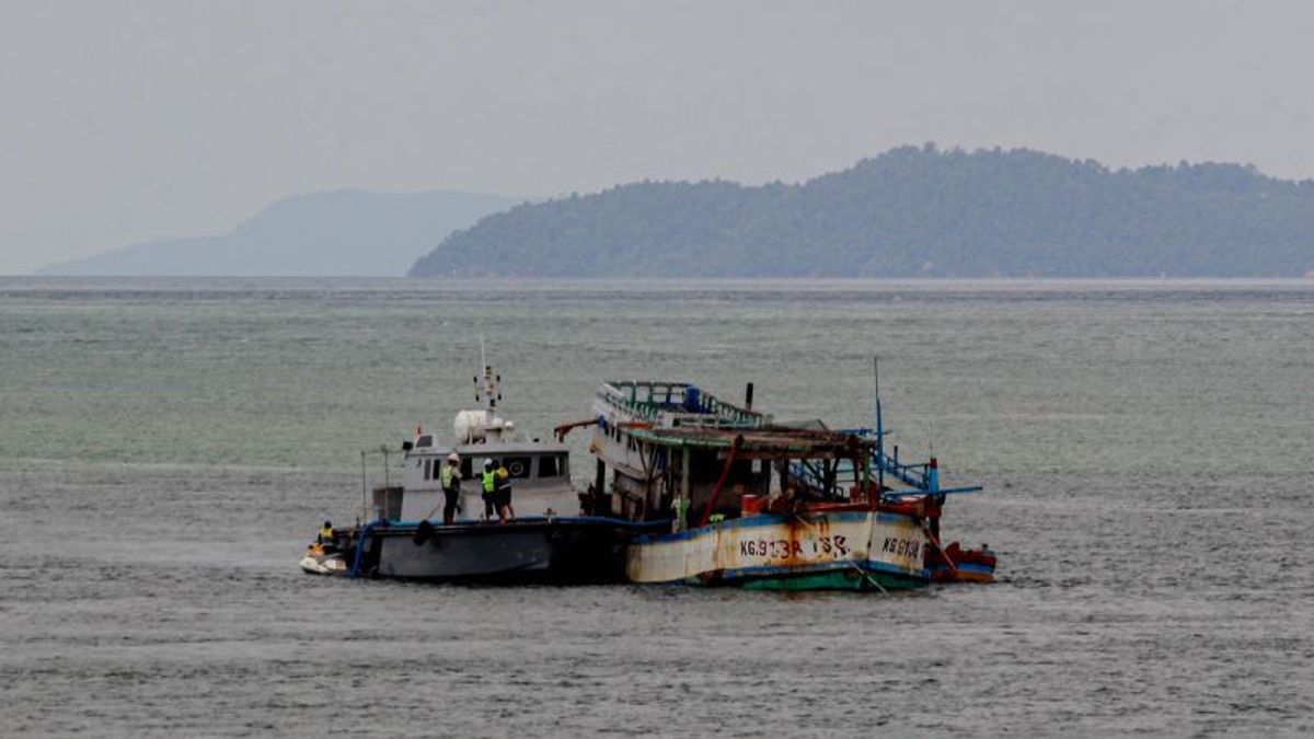 让它成为鱼类栖息地，巴淡岛的2艘越南外国船只被照顾使用沙子，直到它们沉没