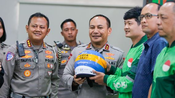 リアウ州警察署長 障害者ヘルメットを配布し、包摂的な安全と環境にやさしい交通を奨励する