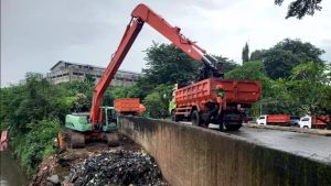 Pemprov DKI Bantah Isu Buang Sampah ke Kali di TPU Tanah Kusir, Sebut Hanya Penampungan Sementara 