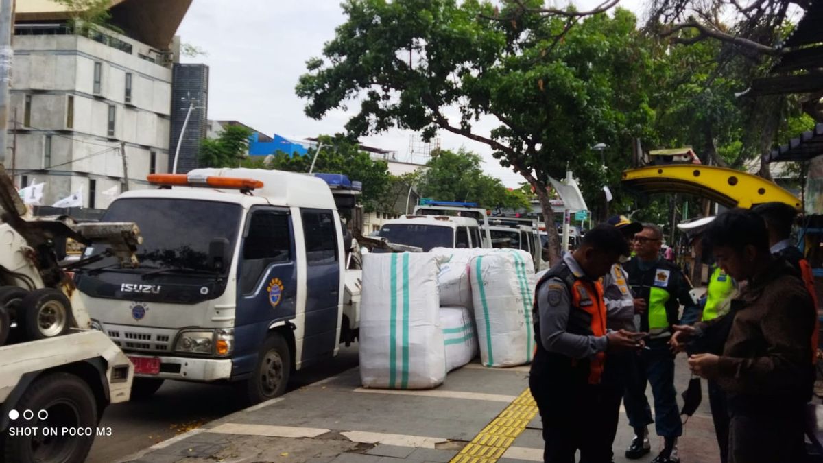 Marak Truk Jasa Ekspedisi Bongkar Muatan di Trotoar dan Bahu Jalanan, Petugas Bakal Ambil Tindakan