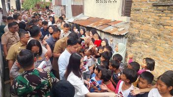 Vice President Distributes Basic Food Packages To Residents Of Gang Dame Medan