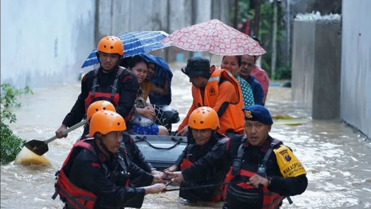 North Sumatra Police Deploy Personnel To Help Residents Affected By Floods Participate In Pilkada