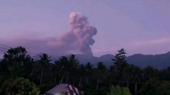 1 月 11 日星期一早上，Dukono Malut 火山爆发，要求半径 4 公里内的居民远离