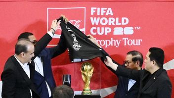 印尼体育部长和雅加达省长欢迎FIFA世界杯奖杯巡回赛