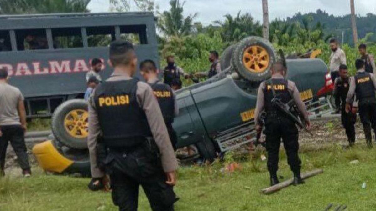 Hindari Jalan Rusak, Mobil Sabhara Polres Seram Barat Angkut 12 Personel Terbalik, 3 Luka Ringan