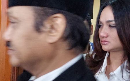 Tengku Dewi Menangis di Sidang Cerai dengan Andrew Andika