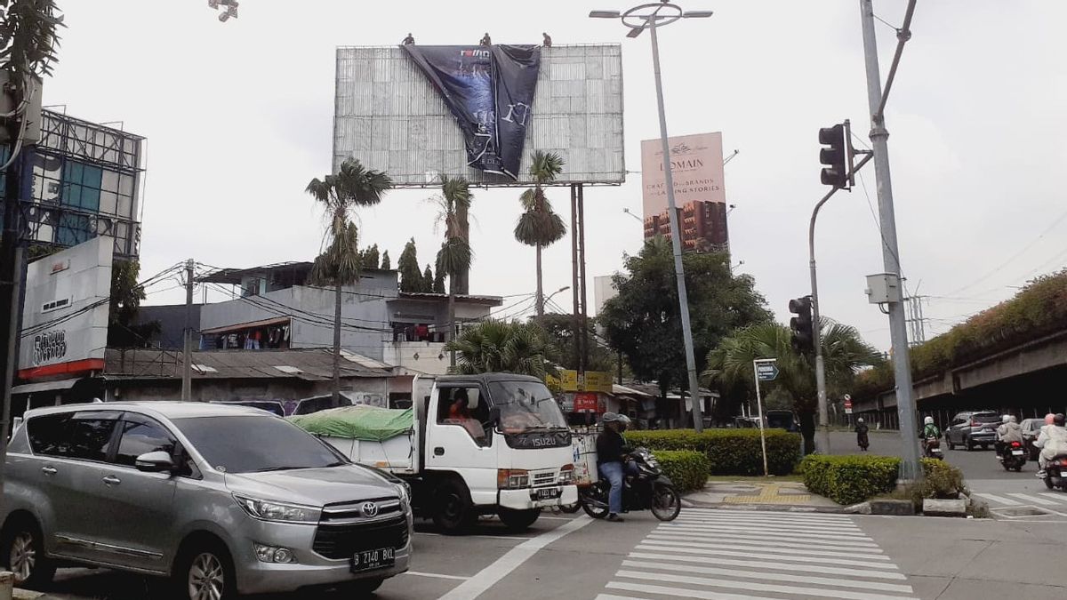 Bikin Resah Warga, Pemprov DKI Copot 3 Reklame Iklan Film Aku Harus Mati