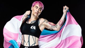 الجدل الدائر حول انتصار مقاتل المتحولين جنسيا ألانا ماكلوفلين في مجلس العمل المتحد