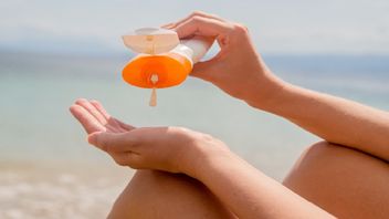 العناية بالبشرة الفيروسية المدمرة أثناء المداهمة ، يمكن أن يؤدي خطر تجاهل واقي الشمس إلى سرطان الجلد