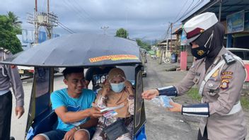 Take Care Of Citizens' Health, Gorontalo Policewoman Distributes Free Masks