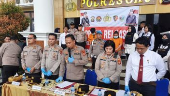 Pasutri Bandar Arisan Bodong Beromzet 数十亿在OKU Sumsel被警方逮捕