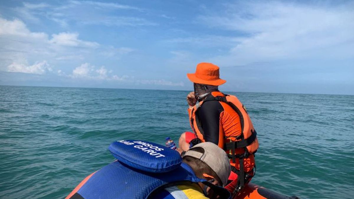 Hanyut Beberapa Hari, Tim SAR Cari Wisatawan Hilang Hingga ke Tengah Lautan di Garut