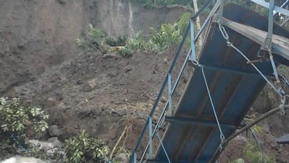 2 Broken Bridges Make About 1,000 Heads Of Families In Cidaun-Cianjur Isolated