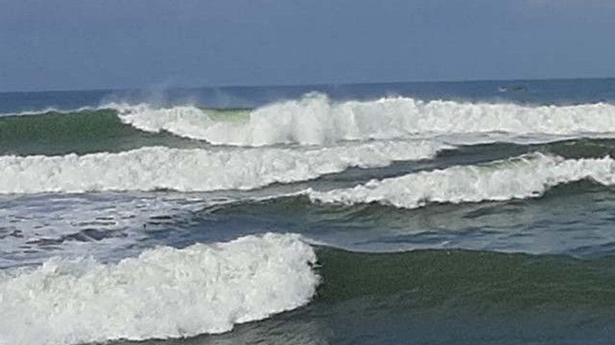 Marine Service Users In Yogyakarta Asked To Be Alert To High Waves Of South Waters