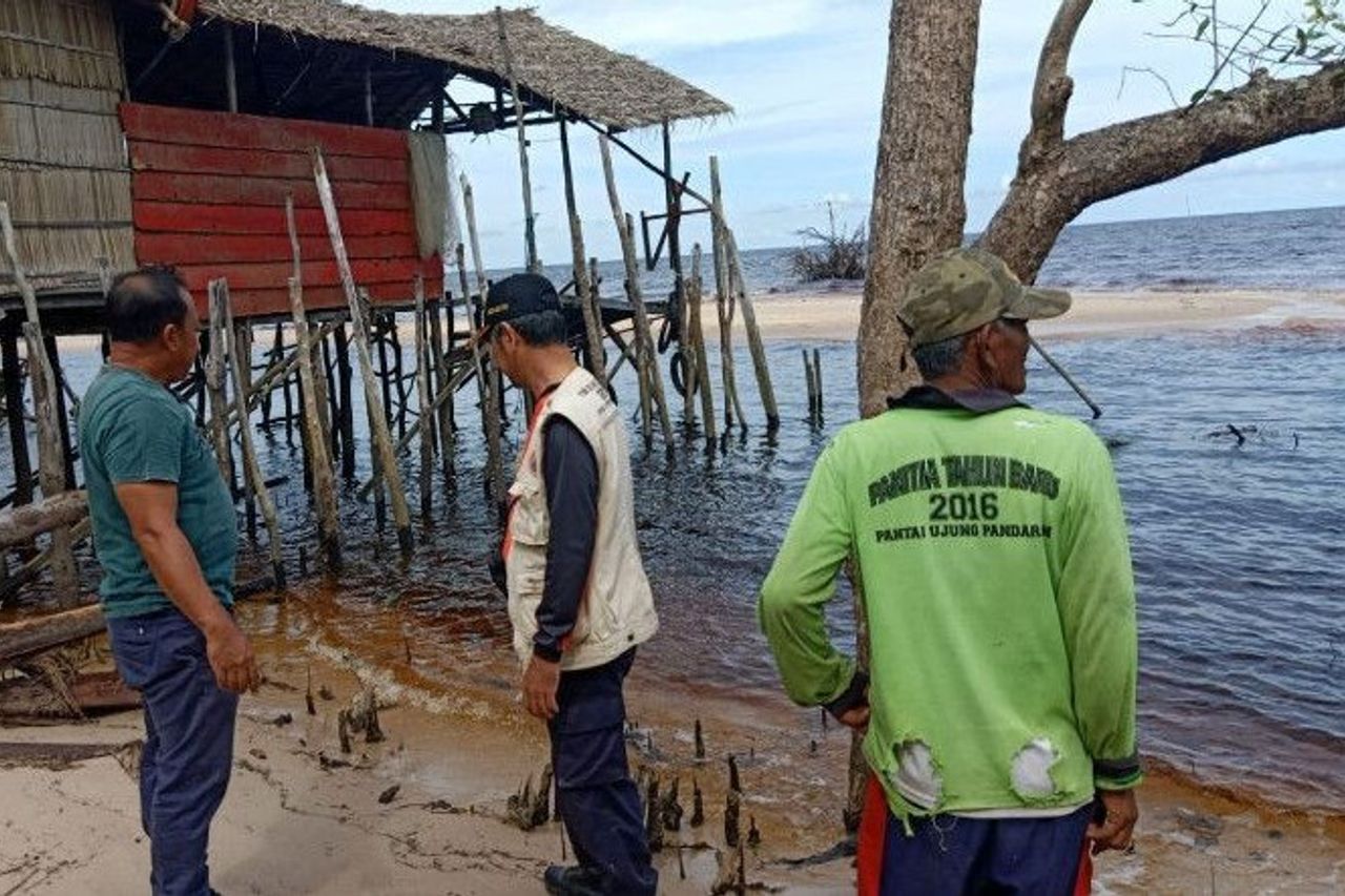 洪水で破壊された東コタワリンギンの6つの漁師の家