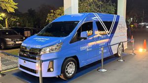 残疾人流动性支助丰田一辆丰田Hiace Premi到Transjakarta