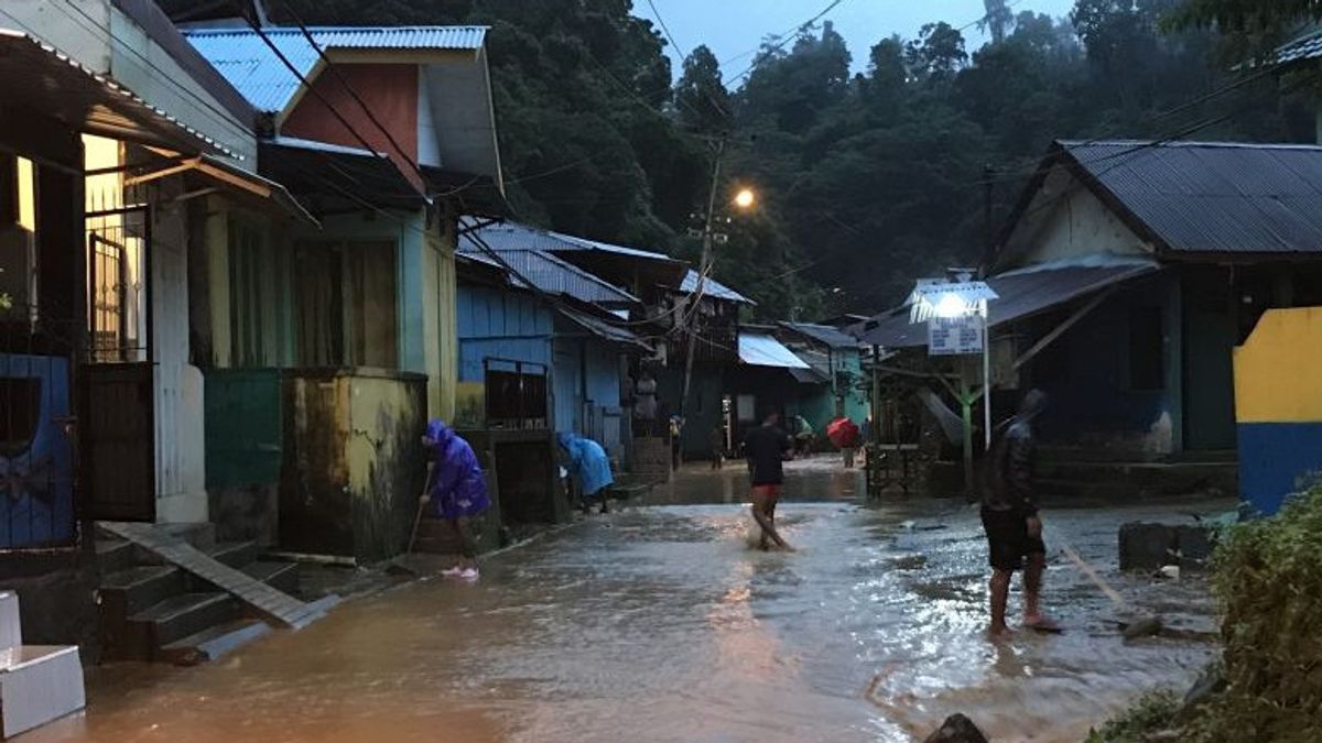 バトゥ・メラ・アンボン住民の何百もの家屋が川の氾濫のために浸水した