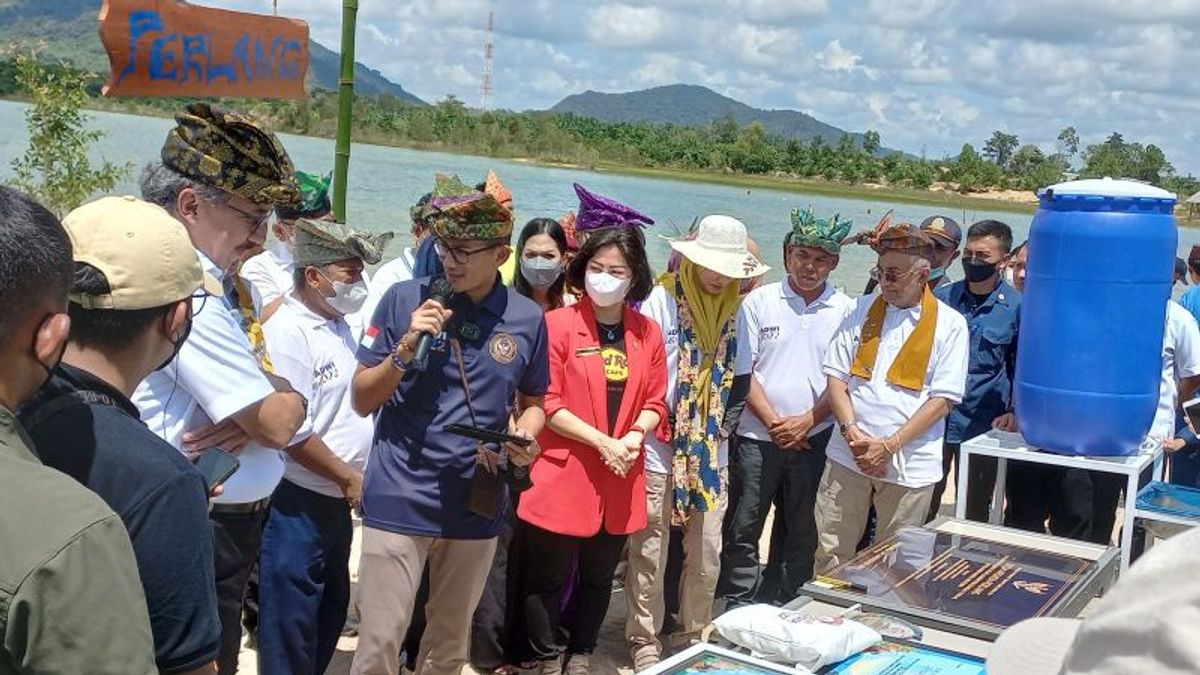 Menparekraf Sandiaga Uno kunjungi Danau Pading Bangka Tengah, Bekas Penambangan Biji Timah 
