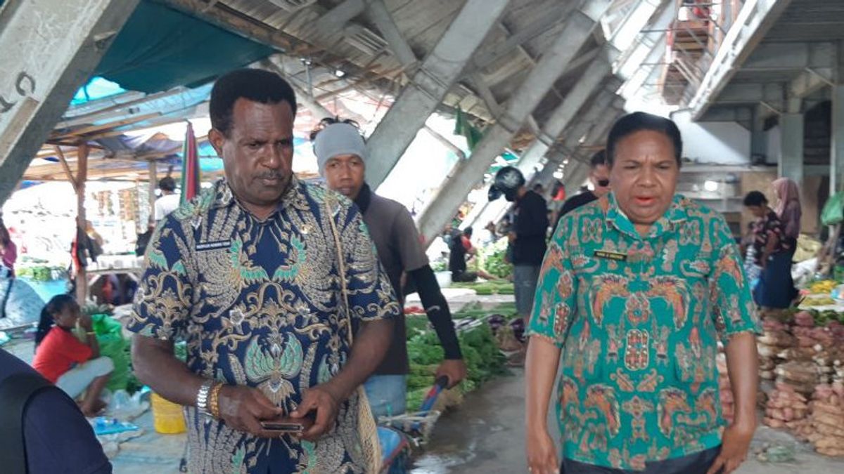 President Jokowi Hands Over Basic Materials For Vendors Of Phara Sentani Market