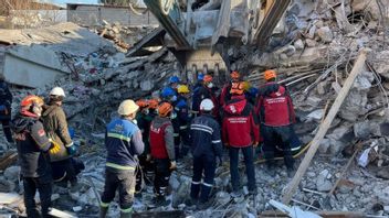 来自望加锡的志愿者发现土耳其地震的受害者仍然活着，尽管他们被埋葬在坍塌中
