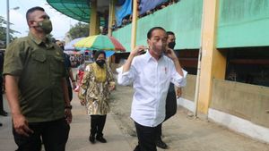 Presiden Jokowi Pantau Harga Minyak Goreng Curah di Pasar Cibinong