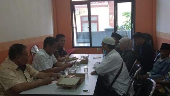 بدعم من مزاعم الفساد في برنامج المساعدة الاجتماعية لقرية جونونج رانكاك سامبانغ ، يعترف مكتب المدعي العام بأنه استجوب الشهود في المقاطعة