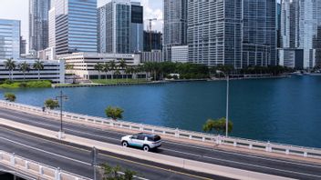 Terinspirasi Era 80-an, Rivian R1S Tampil dengan Warna Mencolok