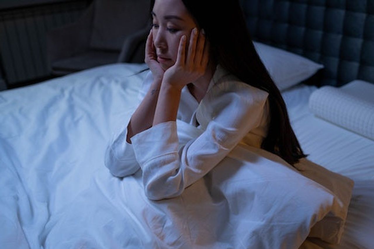 就寝前に音楽を聴くことが多く、専門家はそれが実際に睡眠を妨げる可能性があると言います
