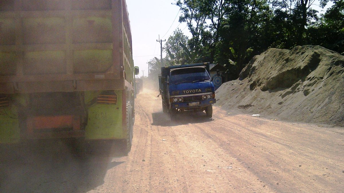 Jalan Rusak Parung Panjang, Bogor Samakan Jam Operasi Kamion Mining with Tangerang