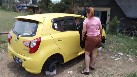 Vacation To Batu City, 4 Tires Of Ayla's Car Belonging To A Karaoke Guide From Malang Were Stolen