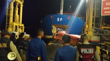 Again Occurring, Fuso Trucks Fall Into The Sea At Pier 5 Merak Port Due To Bad Weather