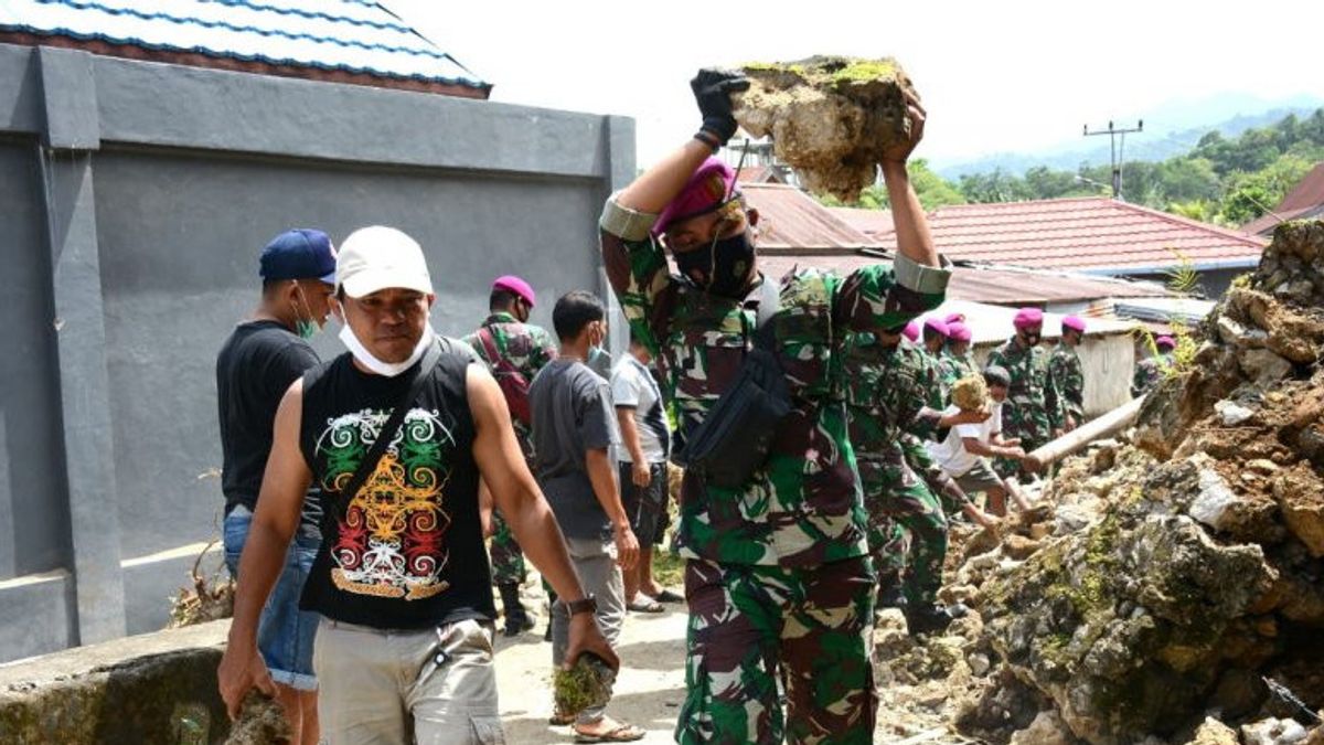 À Mamuju, TNI AL Travail Bakti Open Road