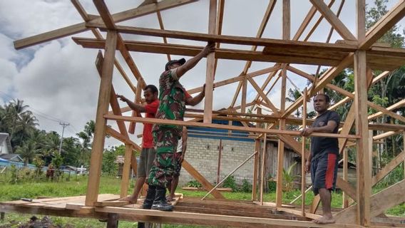 Jalin Keakraban, Babinsa Biak Utara Bantu Warga Dirikan Rumah