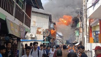 Une maison près de la traversée de train de Sebidang à Jakut a pris feu