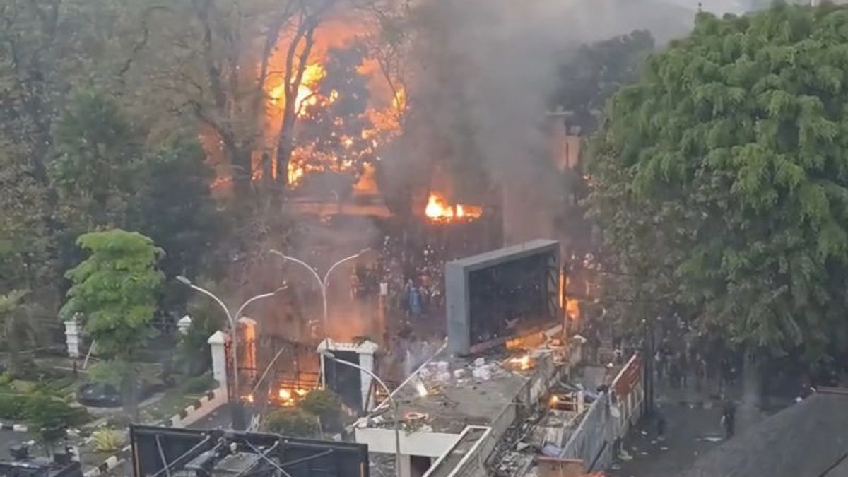    Bangunan Aset MPR di Depan Gedung DPRD Jabar Dibakar Massa