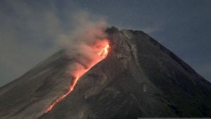 Gunung Merapi Luncurkan Guguran Lava Pijar 11 Kali Mengarah ke Arah Barat Daya