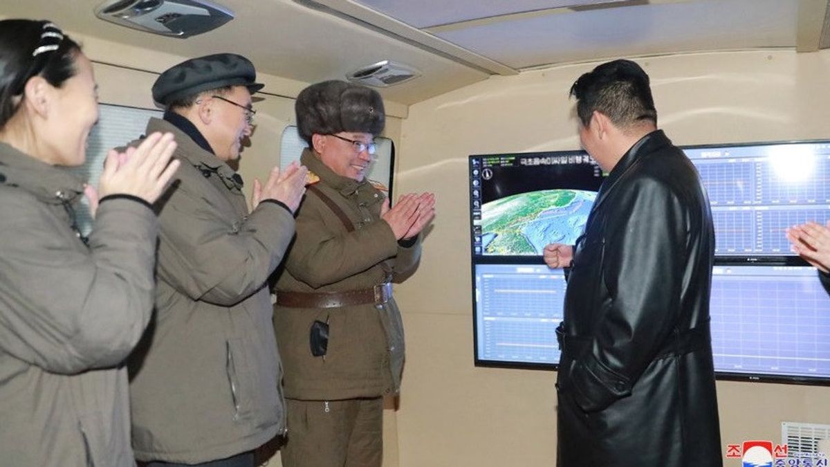 الزعيم الكوري الشمالي كيم جونغ أون يراقب المناورات المباشرة لوحدة العمليات النووية في تاكتيس