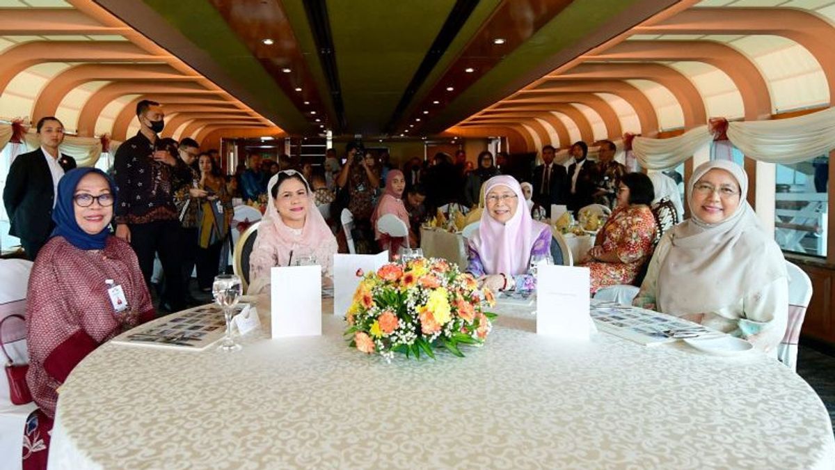 First Lady Iriana Jokowi And Malaysian PM's Wife Around Lake Putrajaya