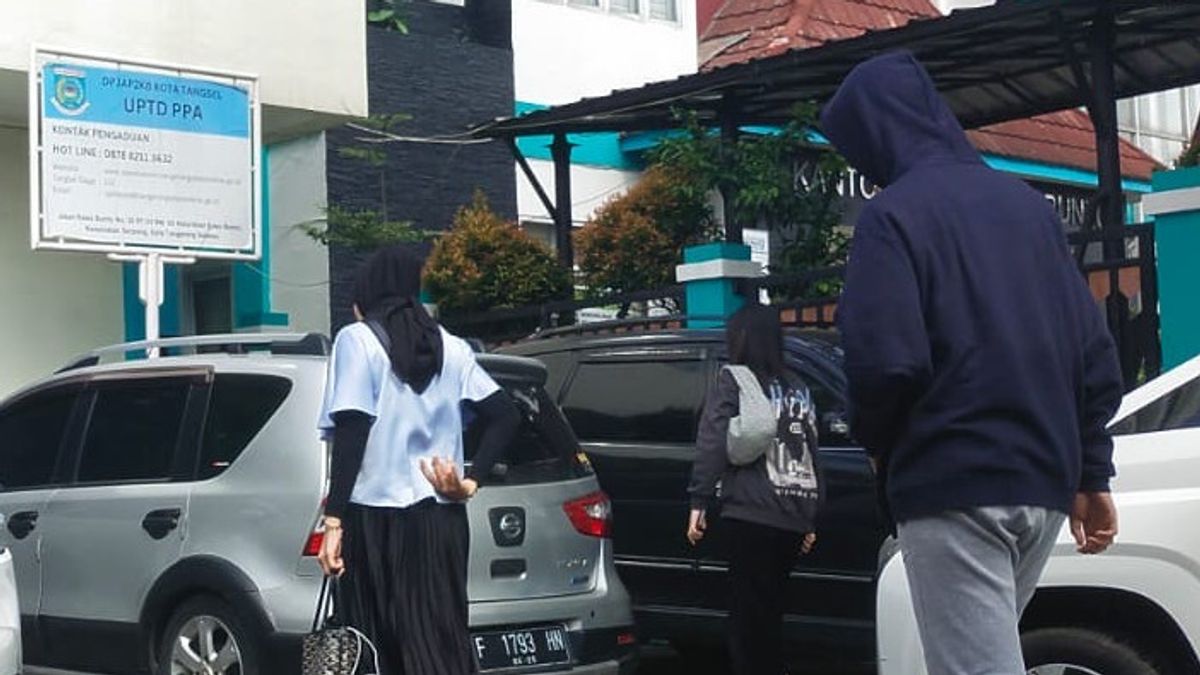 Traume de poids, victime d’intimidation du lycée Binus Serpong vient à l’UPTD PPA accompagné d’une famille