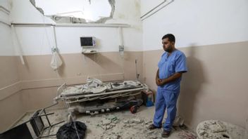 ガザの医師が飢餓で手術室で失神し、患者を治療し続けるために注入が与えられます