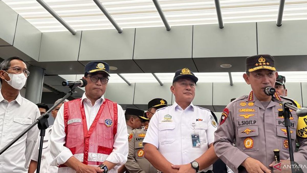 Minister Of Transportation And National Police Chief Review Homecoming Departure At Pasar Senen Station