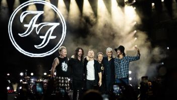 Foo Fighters Sapa Penggemar lewat Videotron di Jakarta
