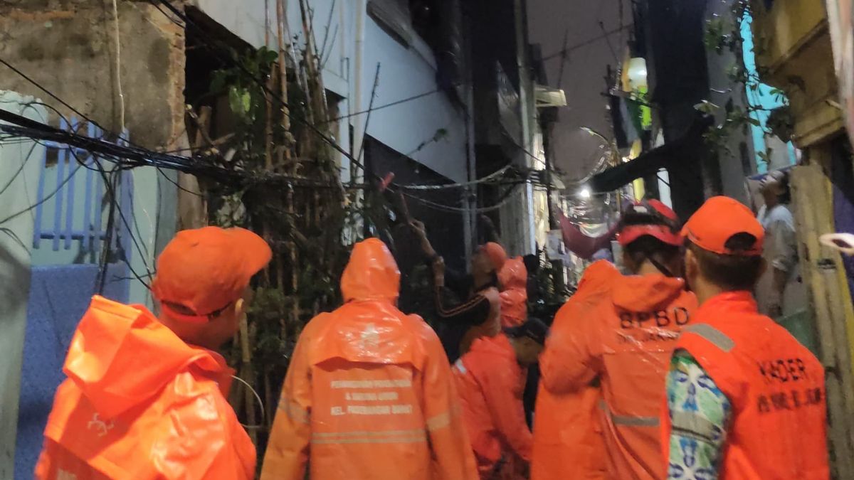 雨水伴随着风,周日市场的旧建筑倒塌