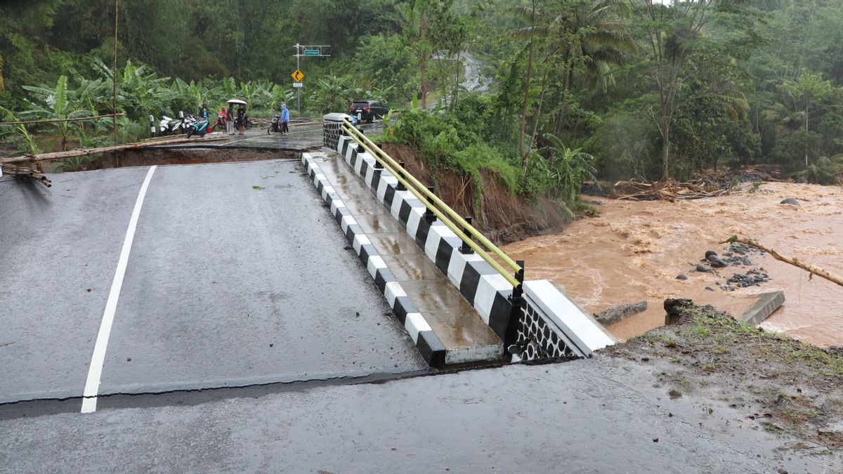 Update Banjir dan Longsor Sukabumi: 10 Jembatan Putus, Warga Terisolasi dan Akses Bantuan Terganggu