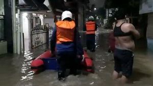 Banjir di Cipinang Melayu, Ratusan Warga Terancam Tidur di Kolong Tol Becakayu